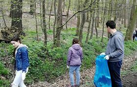 Müll sammeln im Burgauer Wald
