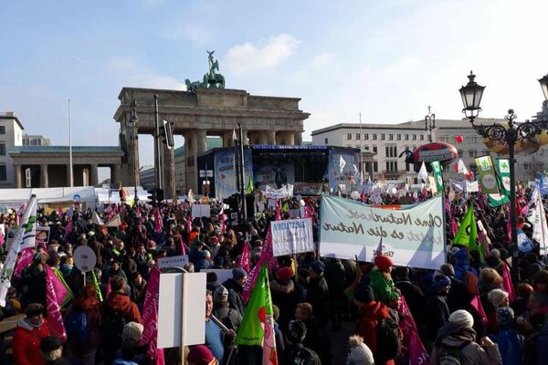 Geschätzte 35.000 Menschen hatten sich vor derm Brandenburger Tor versammelt