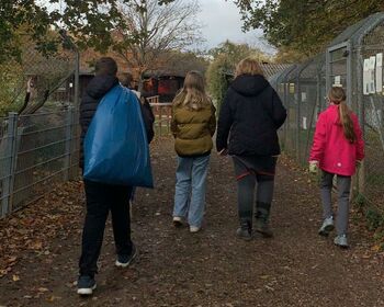 Die Jugendlichen mit Gruppenleiterin Heike Heinrichs bei ihrer Rückkehr auf einem Tierheim-Weg.