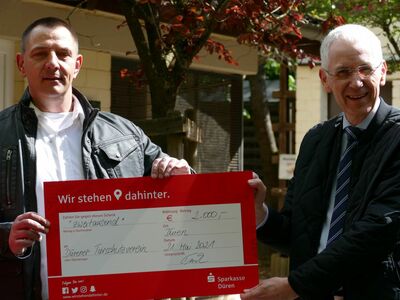 Stephan Lange (links) überreicht Jürgen Plinz den symbolischen Spendenscheck