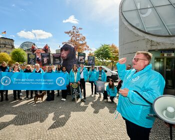 Der Präsident des Dt. Tierschutzbundes vor einer Gruppe Demonstranten