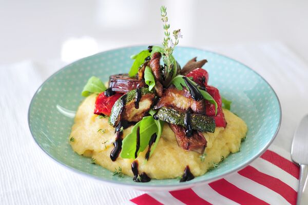 Cremige Polenta mit gegrilltem Gemüse.