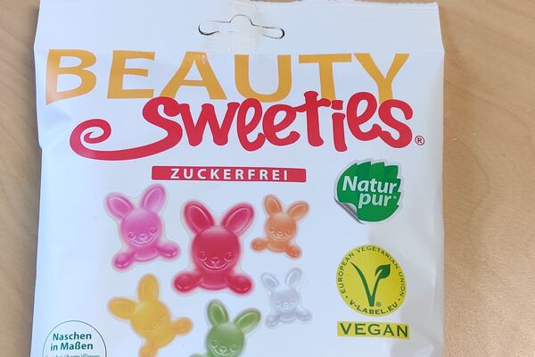 Weiße Verpackung der Beauty Sweeties mit bunter Aufschrift.